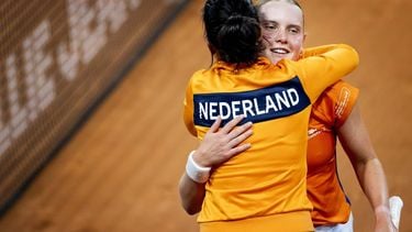 DEN HAAG - Captain Elise Tamaela en Suzan Lamens tijdens de Billie Jean King Cup tenniswedstrijd, kwalificaties groep F, van Duitsland tegen Nederland. ANP KOEN VAN WEEL