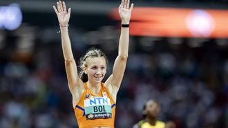 2023-08-24 21:51:25 BOEDAPEST - Femke Bol juicht na de winst in de finale op de 400 meter horden tijdens de zesde dag van de wereldkampioenschappen atletiek. ANP ROBIN VAN LONKHUIJSEN