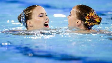 PARIJS - Noortje en Bregje de Brouwer tijdens het Synchroonzwemmen (v) duet vrije kür in het Aquatics Centre op de Olympische Spelen. ANP IRIS VAN DEN BROEK