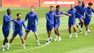 KOSICE - (l-r) Ezechiel Banzuzi of Holland U21, Milion Manhoef of Holland U21, Rav van den Berg of Holland U21, Anass Salah Eddine of Holland U21, Ryan Flamingo of Holland U21, Devyne Rensch of Holland U21, Kenneth Taylor of Holland U21, Neraysho Kasanwirjo of Holland U21, Thom van Bergen of Holland U21 tijdens een training in het Lokomotiva Training Centre voorafgaand aan het EK onder-21 duel in groep D tussen Jong Oranje en Oekraine. ANP GERRIT VAN KEULEN