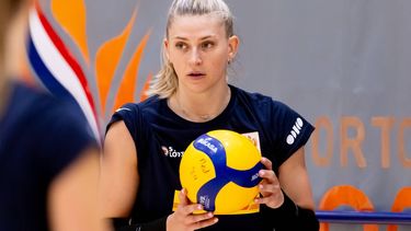 ARNHEM - Elles Dambrink tijdens een training van de TeamNL volleybaldames in aanloop naar de Four Nations Cup en Volleyball Nations League. IRIS VAN DEN BROEK / ANP