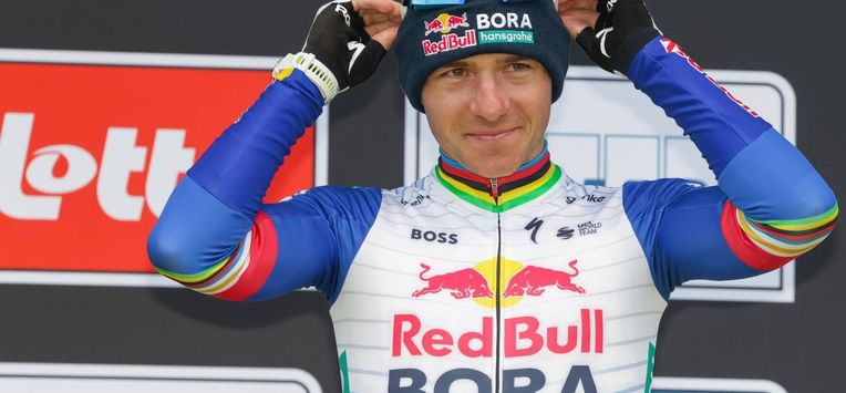 epa12870808 Third placed Belgian cyclist Remco Evenepoel of team Red Bull - Bora- Hansgrohe poses on the podium after the Tour of Flanders one-day cycling race from Oudenaarde to Oudenaarde, in Oudenaarde, Belgium, 05 April 2026.  EPA/OLIVIER MATTHYS