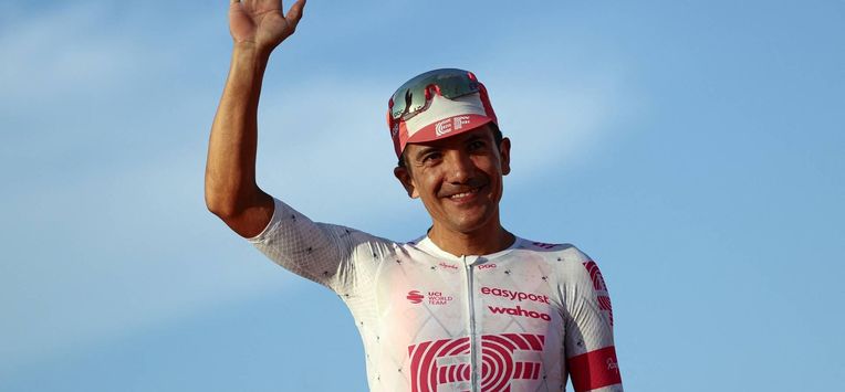 Third placed EasyPost's Ecuadorian rider Richard Carapaz celebrates on the podium after the 21st and last stage of the 108th Giro d'Italia cycling race of 143kms from Rome to Rome on June 1, 2025. 
Luca Bettini / AFP
