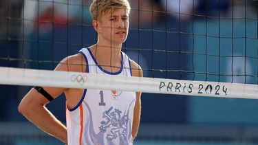 Netherlands' #01 Steven Van De Velde waits for the ball in the men's pool B beach volleyball match between Norway and Netherlands during the Paris 2024 Olympic Games at the Eiffel Tower Stadium in Paris on August 2, 2024. 
Thomas SAMSON / AFP