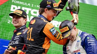 ZANDVOORT - Max Verstappen (Red Bull Racing), Oscar Piastri (McLaren) en Isack Hadjar (Racing Bulls) op het podium na afloop van de F1 Grand Prix van Nederland op het Circuit van Zandvoort. ANP SEM VAN DER WAL