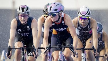 PARIJS - Triatleet Maya Kingma (M) in actie tijdens de individuele triatlon voor vrouwen op de Olympische Spelen. ANP ROBIN VAN LONKHUIJSEN