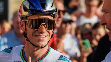 epa13137875 Belgian cyclist Remco Evenepoel of Red Bull - Bora - Hansgrohe arrives prior to the start of the 16th Dovy post-Tour criterium one-day cycling race over 96km from Roeselare to Roeselare in Roeselare, Belgium, 28 July 2026. The Dovy post-Tour criterium is a one-day cycling race held after the Tour de France known for the participation of Tour cyclists.  EPA/OLIVIER MATTHYS