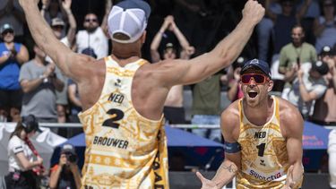 epa13089079 Netherland's Stefan Boermans, right, and Alexander Brouwer celebrate their victory against USA's Trevor Crabb and Chase Budinger during the Volleyball World Beach Pro Tour Elite16 men's gold medal match, in Gstaad, Switzerland, on Sunday, July 5, 2026.  EPA/PETER SCHNEIDER