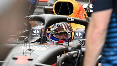 Team mechanics work on the car of Red Bull Racing's Dutch driver Max Verstappen during the first practice session ahead of the Formula One Singapore Grand Prix night race at the Marina Bay Street Circuit in Singapore on September 20, 2024. 
Lillian SUWANRUMPHA / AFP