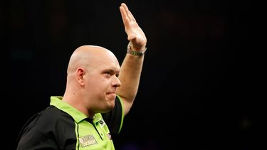 ROTTERDAM - Darter Michael van Gerwen in actie tegen Enelsman Stephen Bunting tijdens de elfde speelronde van de Premier League Darts in Ahoy Rotterdam. ANP BAS CZERWINSKI