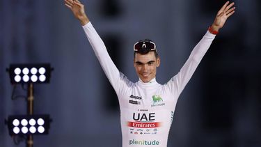 Team UAE Spanish rider Juan Ayuso Pesquera wearing the Youth jersey celebrates on the podium at the end of the 21st and last stage of the 2023 La Vuelta cycling tour of Spain, a 101,1 km race between the hippodrome of La Zarzuela and Madrid, on September 17, 2023. 
Oscar DEL POZO / AFP