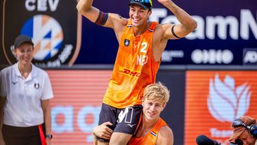 DEN HAAG - Steven van de Velde en Matthew Immers tijdens de finale om de bronzen medaille (m) van het EK Beachvolleybal 2024. ANP IRIS VAN DEN BROEK