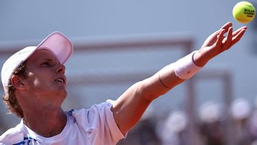 Dutch Jesper de Jong serves to Britain's Jack Draper during their men's singles match on day one of the French Open tennis tournament at the Roland Garros Complex in Paris on May 26, 2024. 
Anne-Christine POUJOULAT / AFP