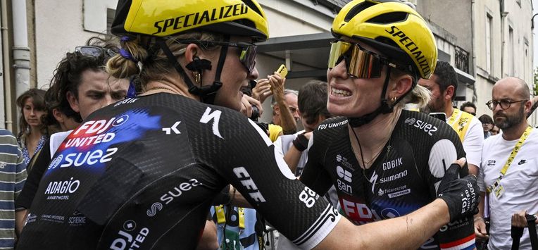 FDJ-SUEZ team's Dutch rider Demi Vollering (R) arrives to the finish line after a fall during the 3rd stage (out of 9) of the fourth edition of the Women's Tour de France cycling race, 163.5 km from La Gacilly to Angers, in Angers, western France on July 28, 2025. The end of the stage 3 was marked by the heavy fall 3,700 meters from the finish line of the favorite of the event, the Dutchwoman Demi Vollering, who took time to get back up but was classified in the same time as the first competitors, the fall having occurred in the 