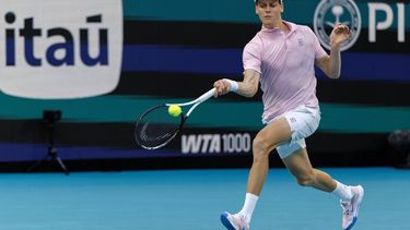 epa12847317 Jannik Sinner of Italy in action against Alex Michelsen of USA during the Men's round of 16 match at the 2026 Miami Open tennis tournament in Miami, Florida, USA, 24 March 2026.  EPA/CRISTOBAL HERRERA-ULASHKEVICH