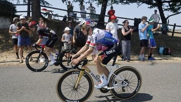epa13098234 Dutch cyclist Arvid de Kleijn (L) of Tudor Pro Cycling Team and Belgian cyclist Remco Evenepoel (R) of Red Bull - Bora - Hansgrohe in action during Stage 5 of the Tour de France, a 158.3 km route from Lannemezan to Pau, France, 08 July 2026.  EPA/GUILLAUME HORCAJUELO