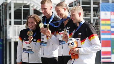 epa12248587 (L-R) Gold medalists Celine Rieder, Oliver Klemet, Isabel Gose Florian and Wellbrock of Team Germany pose with their medals during a medal ceremony for the Open Water Mixed Relay 4x1500m finals during the World Aquatics Championships Singapore 2025 in Singapore, 20 July 2025.  EPA/FAZRY ISMAIL