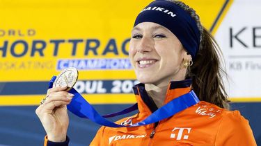 SEOUL - Suzanne Schulting met gouden medaille op de 1.500 meter tijdens het WK Shorttrack in Zuid-Korea. ANP IRIS VAN DEN BROEK