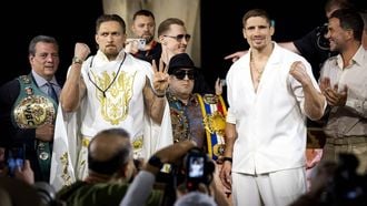 CAIRO - Wereldkampioen Oleksandr Usyk en bokser Rico Verhoeven tijdens een persconferentie in het Grand Egyptian Museum voorafgaand aan het titelgevecht bij de Piramides van Gizeh. KOEN VAN WEEL / ANP