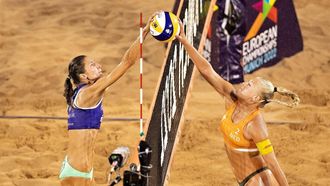 MUNCHEN - Raïsa Schoon (r) in actie tijdens de voorronde beachvolleybal voor dames op de achtste dag van het Multi-EK. De Duitse stad Munchen huisvest in 2022 een gecombineerd EK van diverse sporten. ANP IRIS VAN DEN BROEK