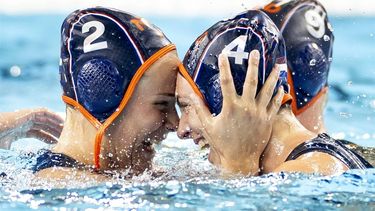 PARIJS - Sabrina van der Sloot viert de bronzen medaille met Iris Wolves (L) tijdens de troostfinale om het brons tussen Nederland en Verenigde Staten van het waterpolotoernooi op de Olympische Spelen. ANP KOEN VAN WEEL