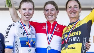 2023-06-24 17:25:53 SITTARD - Winnares Demi Vollering (M) op het podium van het NK wielrennen, samen met Lorena Wiebes (L) die tweede werd en Marianne Vos (R) die derde werd. De vrouwen strijden in Limburg om de titel op de weg bij het NK wielrennen. ANP MARCEL VAN HOORN