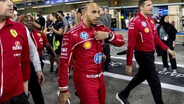 ABU DHABI - Lewis Hamilton (Ferrari) na afloop van een teamfoto op het Yas Marina Circuit in aanloop naar de Abu Dhabi Grand Prix. ANP SANDER KONING