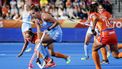 AMSTELVEEN - Sushila Chanu van India en Frédérique Matla van Nederland tijdens de wedstrijd op het WK hockey tussen Nederland en India in het Wagener Stadion. KOEN VAN WEEL / ANP