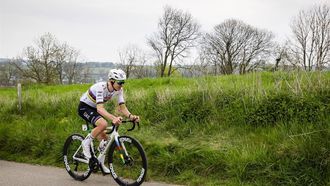 VALKENBURG - Tadej Pogacar (Slovenië) ligt aan kop op de Keutenberg tijdens de Amstel Gold Race 2025 in Valkenburg. ANP VINCENT JANNINK