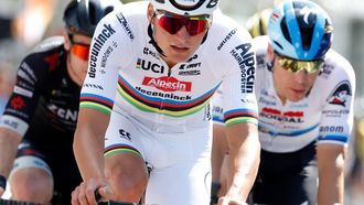 2023-08-20 14:53:39 ETTEN-LEUR - Wereldkampioen Mathieu van der Poel tijdens de Profwielerronde Etten-Leur. Van der Poel showt voor het eerst zijn regenboogtrui die hij veroverde tijdens het WK wielrennen in Glasgow. ANP BAS CZERWINSKI