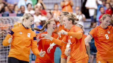 PARIJS - Nederlandse handbalsters vieren feest na de overwinning op Spanje, tijdens de knock-outfase op de Olympische Spelen. ANP ROBIN VAN LONKHUIJSEN