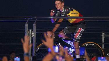 2023-08-24 22:02:13 Team Soudal Quick-Step Belgian rider Remco Evenepoel records a video as he takes the stage on his bike during the official teams presentation of the 78th edition of 'La Vuelta' cycling tour of Spain, in Barcelona on August 24, 2023. 
Pau BARRENA / AFP