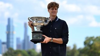epa11855640 Jannik Sinner of Italy poses with his trophy after winning the Australian Open men’s singles title in Melbourne, Australia, 27 January 2025. Sinner is celebrating his second consecutive Australian Open men’s singles title.  EPA/JAMES ROSS AUSTRALIA AND NEW ZEALAND OUT