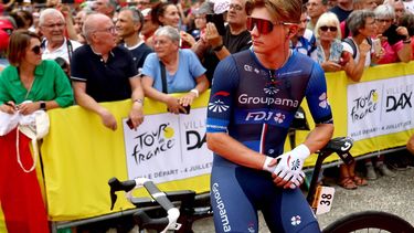 epa10725557 Dutch rider Lars van den Berg of team Groupama-FDJ waits for the start of the 4th stage of the Tour de France 2023, a 181,8km race from Dax to Nogaro, Dax, France, 04 July 2023.  EPA/MARTIN DIVISEK