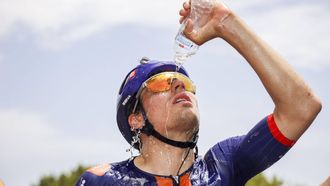 epa12676376 Ethan Vernon of NSN Cycling Team wins during stage 4, Brighton to Willunga Hill, 176km of the 2026 Men's Tour Down Under professional road bicycle race in Adelaide, Australia, 24 January 2026.  EPA/MATT TURNER EDITORIAL USE ONLY AUSTRALIA AND NEW ZEALAND OUT