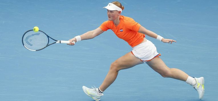 epa12632666 Suzan Lamens of Team  Netherlands plays a forehand in her Group F singles match against Iga Swiatek of team Poland during day six of the 2026 United Cup at Ken Rosewall Arena in Sydney, Australia, 07 January  2026.  EPA/MARK EVANS NO ARCHIVING, EDITORIAL USE ONLY AUSTRALIA AND NEW ZEALAND OUT