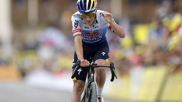 epa13132321 Belgian cyclist Remco Evenepoel of Red Bull - Bora - Hansgrohe crosses the finish line in 2nd place during Stage 20 of the Tour de France, a 170.9 km route from Le Bourg d'Oisans to Alpe d'Huez, France, 25 July 2026.  EPA/GUILLAUME HORCAJUELO