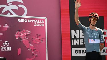 epa13004075 Dutch rider Thymen Arensman of Netcompany Ineos Cycling team, on the podium before the start of the 20th stage of the Giro d'Italia, over 199 km from Gemona del Friuli to Piancavallo, Italy, 30 May 2026.  EPA/LUCA ZENNARO