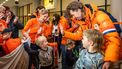 SCHIPHOL - Jorrit Bergsma van TeamNL wordt welkom geheten in de aankomsthal van luchthaven Schiphol na de Olympische Winterspelen van Milaan en Cortina. DINGENA MOL / ANP
