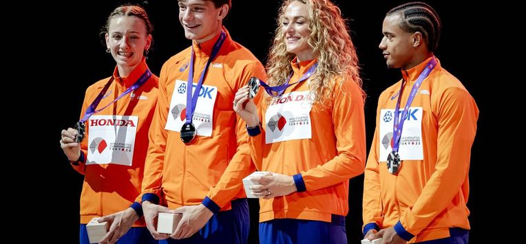 TOKIO - Femke Bol, Jonas Phijffers, Lieke Klaver en Eugene Omalla met hun zilveren medaille tijdens de medaille ceremonie van de 4x400 meter gemengde estafette tijdens de WK atletiek in Japan . ANP ROBIN VAN LONKHUIJSEN