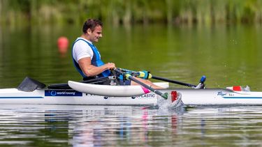 epa11371340 Giacomo Perini of Italy competes in the PR1 Men's Single Sculls Final A on the third day of the 2024 World Rowing Cup at Rotsee in Lucerne, Switzerland, 26 May 2024.  EPA/PHILIPP SCHMIDLI