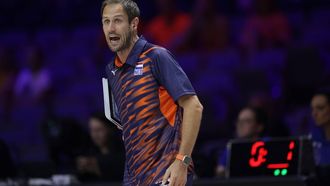 epa13097994 Netherlands' head coach Felix Koslowski reacts during the FIVB Volleyball Women's Nations League match between France and the Netherlands in Belgrade, Serbia, 08 July 2026.  EPA/ANDREJ CUKIC