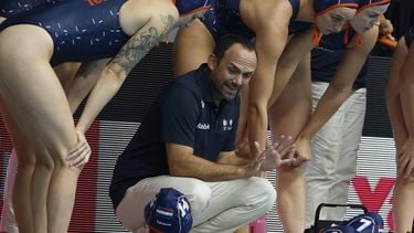 epa12255650 The Netherlands head coach Evangelos Doudesis (C) during the Women's Water Polo Classification 5th-6th Place Match between The Netherlands and Australia at the World Aquatics Championships Singapore 2025 in Singapore, 23 July 2025.  EPA/RUNGROJ YONGRIT