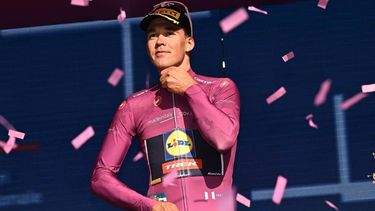 epa12096810 Danish rider Mads Pedersen of Lidl Trek Team wearining the points classification leader's cyclamen jersey, celebrates on the podium after 4th stage of the Giro d'Italia cycling tour over 189 km from Alberobello to Lecce, Alberobello, Italy, 13 May 2025.  EPA/LUCA ZENNARO