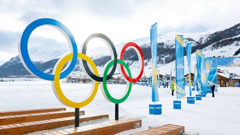LIVIGNO - De olympische ringen in de Italiaanse stad Livigno. De Olympische Winterspelen van 2026 worden gehouden in Milaan en Cortina d'Ampezzo, maar de disciplines freestyle en snowboard vinden plaats op de pistes van Livigno. IRIS VAN DEN BROEK / ANP
