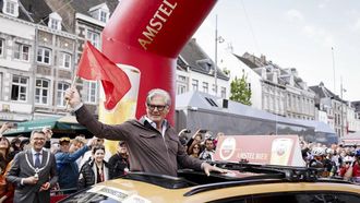 MAASTRICHT - Vertrekkend koersdirecteur Leo van Vliet  tijdens de start van de Amstel Gold Race 2026 in Maastricht. MARCEL VAN HOORN / ANP