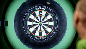 DELFT - Raymond van Barneveld tijdens een test van een nieuwe dartpijl die is ontwikkeld door onderzoekers van de TU Delft. Volgens de onderzoekers gaat het om een dartpijl die bijna 50 procent preciezer is dan een conventionele dartpijl. ANP ROBIN VAN LONKHUIJSEN