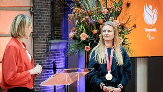 DEN HAAG - Minister Mirjam Sterk van Langdurige Zorg, Jeugd en Sport en Lisa Bunschoten-Vos tijdens de huldiging in de Glazen Zaal voor de medaillewinnaars van de Paralympische Winterspelen 2026 in Milaan en Cortina d’Ampezzo. RAMON VAN FLYMEN / ANP