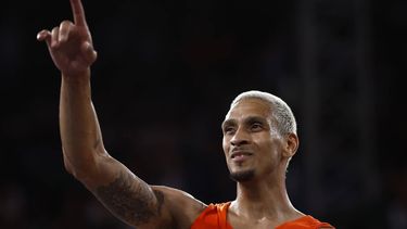 epa11528995 Worthy de Jong of the Netherlands celebrates after winning the Men's gold medal game France vs the Netherlands of the 3x3 Basketball competitions in the Paris 2024 Olympic Games, at La Concorde in Paris, France, 05 August 2024.  EPA/YOAN VALAT