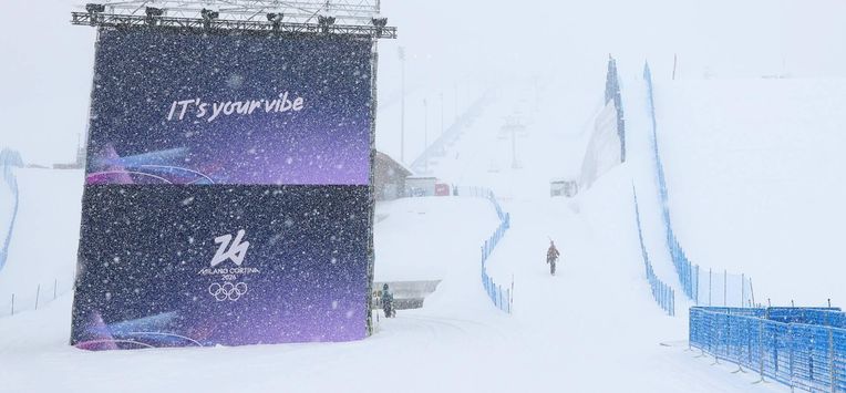 epa12749134 Staff shovel snow as competition is postponed in the Women's Slopestyle of the Snowboarding competitions at the Milano Cortina 2026 Winter Olympic Games, in Livigno, Italy, 17 February 2026.  EPA/SERGEI ILNITSKY